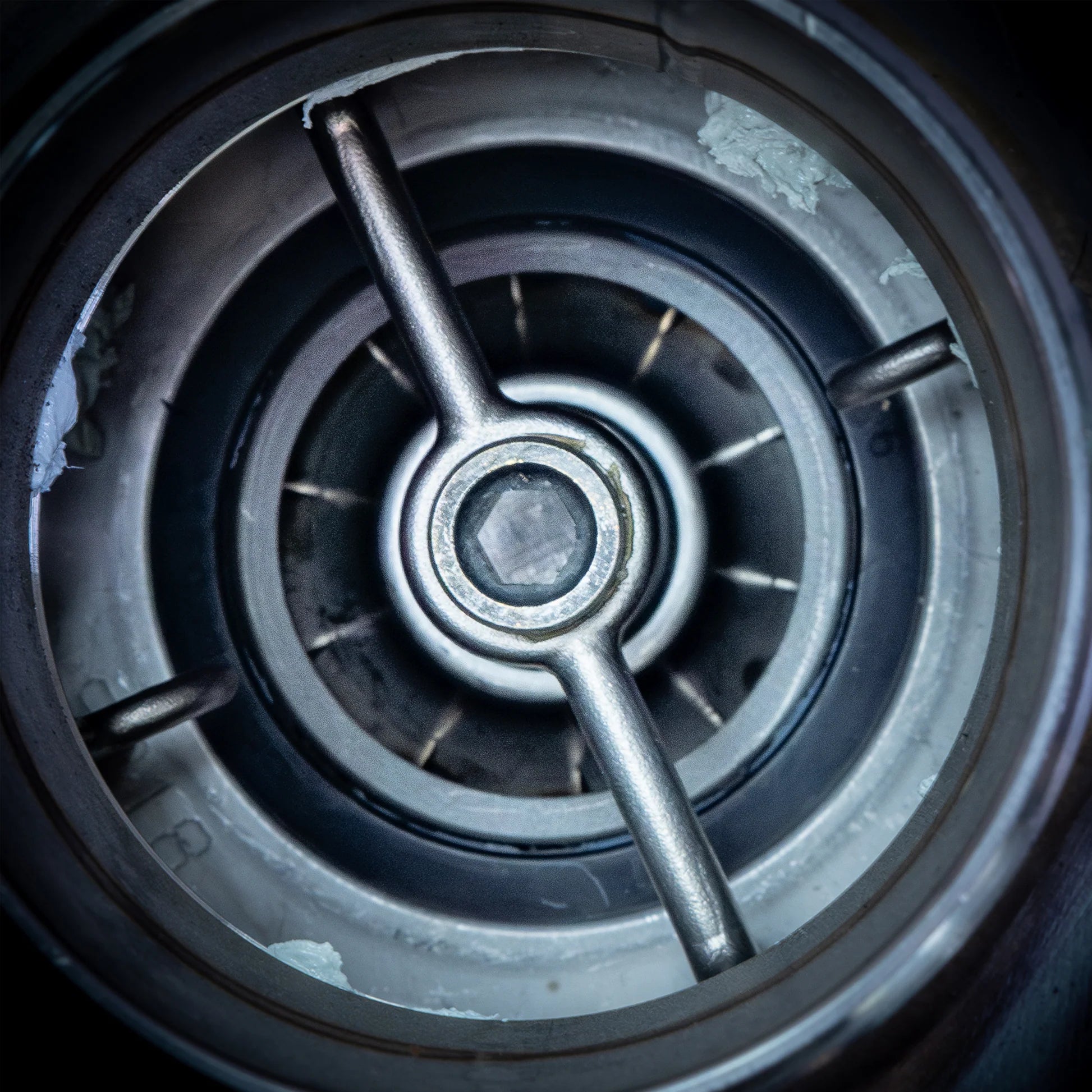 Outdoor Water Solutions Classic - Floating Pond Fountain - 230V