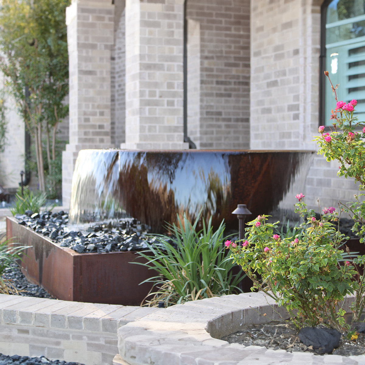 Blue Thumb 33 inch sugar kettle fountain in a backyard